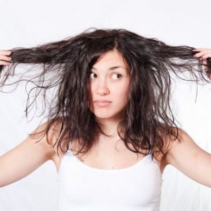 علت چرب شدن مو چیست و برای درمان آن چه باید کرد؟